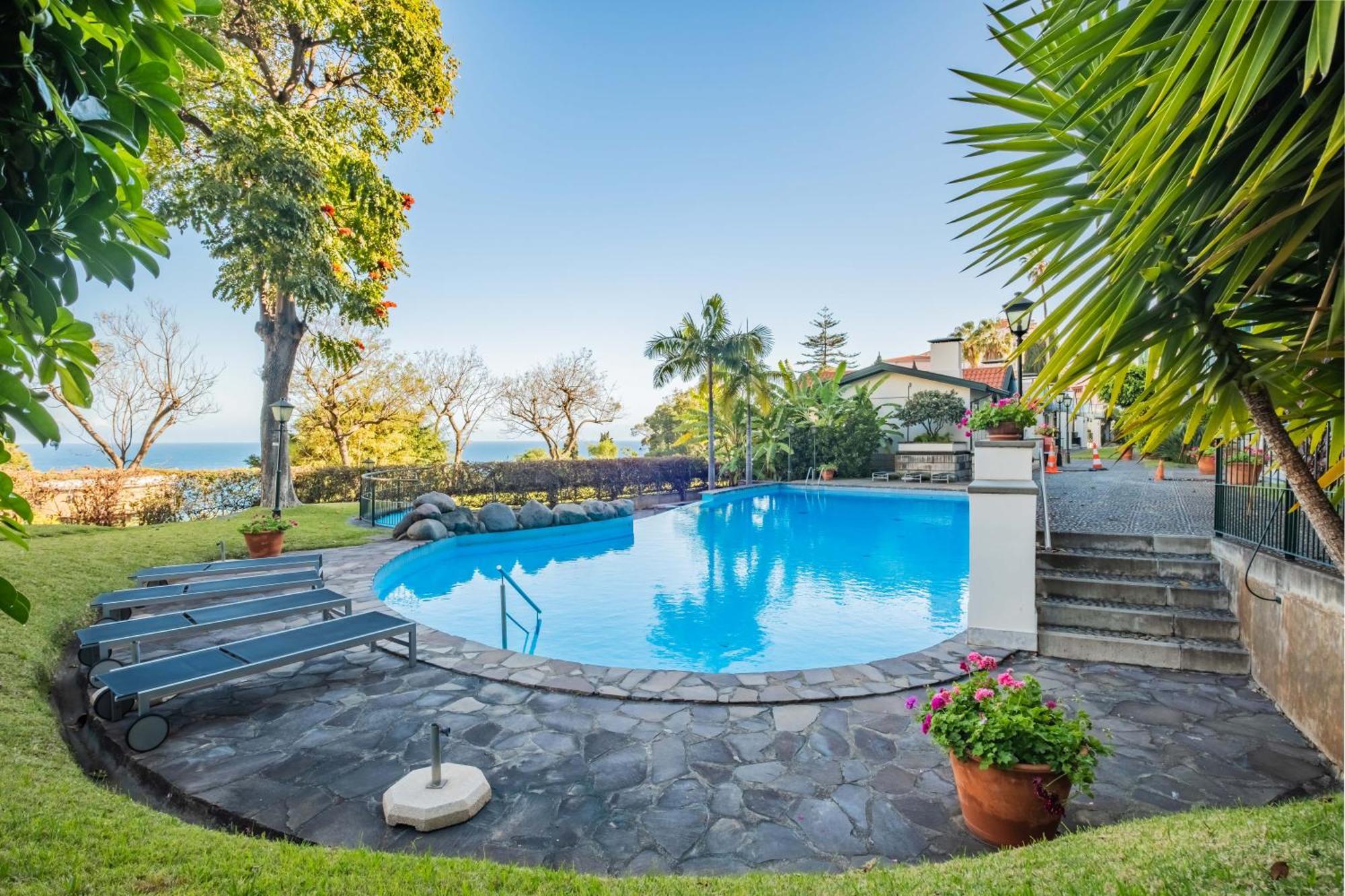 Luxury Oceanfront At Reid'S Gardens Apartment Фуншал Екстериор снимка